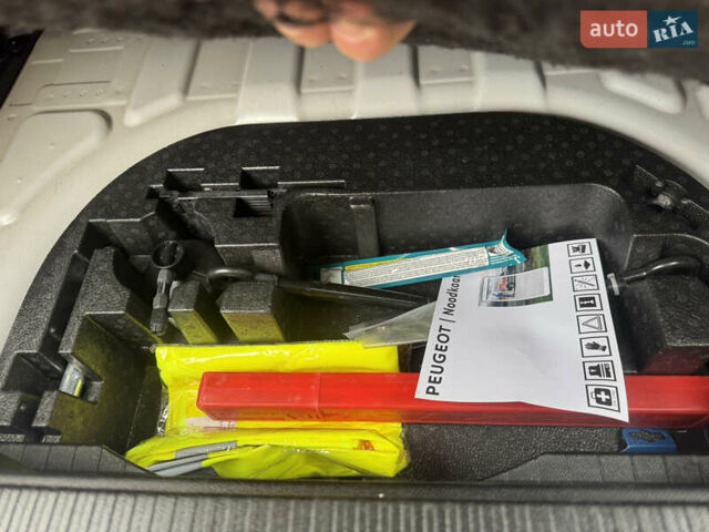 Білий Пежо e-2008, об'ємом двигуна 0 л та пробігом 142 тис. км за 16999 $, фото 38 на Automoto.ua