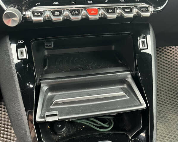 Білий Пежо e-2008, об'ємом двигуна 0 л та пробігом 67 тис. км за 15500 $, фото 14 на Automoto.ua