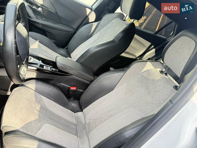 Белый Пежо e-2008, объемом двигателя 0 л и пробегом 136 тыс. км за 16700 $, фото 5 на Automoto.ua