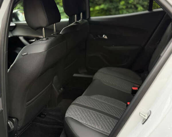 Белый Пежо e-2008, объемом двигателя 0 л и пробегом 3 тыс. км за 27000 $, фото 7 на Automoto.ua