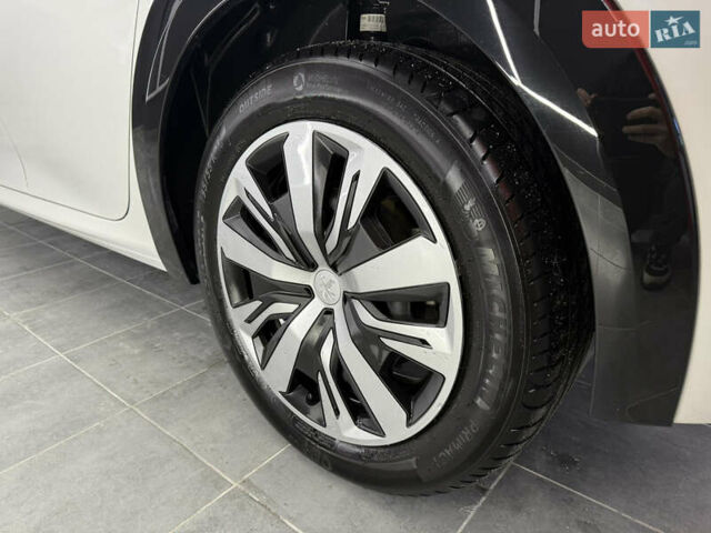 Белый Пежо e-208, объемом двигателя 0 л и пробегом 17 тыс. км за 14500 $, фото 17 на Automoto.ua