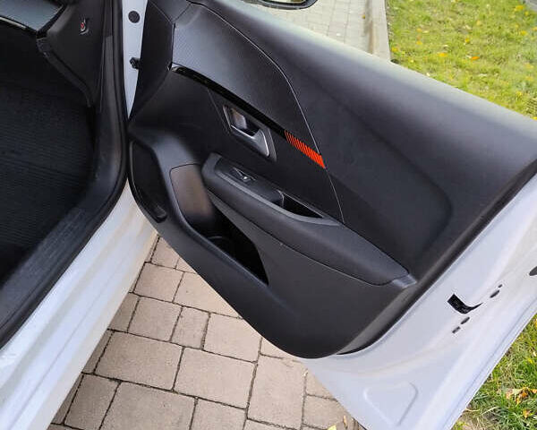 Белый Пежо e-208, объемом двигателя 0 л и пробегом 30 тыс. км за 12599 $, фото 6 на Automoto.ua