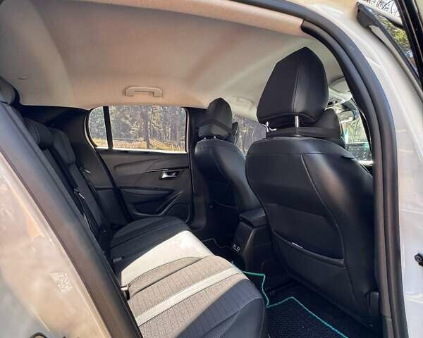 Белый Пежо e-208, объемом двигателя 0 л и пробегом 51 тыс. км за 17200 $, фото 3 на Automoto.ua
