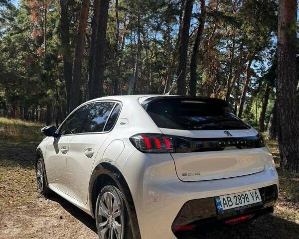 Белый Пежо e-208, объемом двигателя 0 л и пробегом 51 тыс. км за 17200 $, фото 4 на Automoto.ua