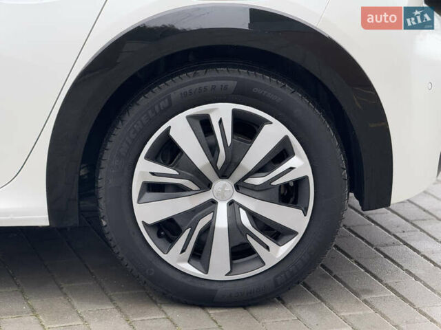 Белый Пежо e-208, объемом двигателя 0 л и пробегом 17 тыс. км за 14799 $, фото 12 на Automoto.ua