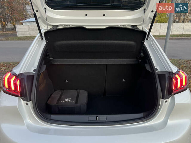 Белый Пежо e-208, объемом двигателя 0 л и пробегом 25 тыс. км за 14250 $, фото 8 на Automoto.ua