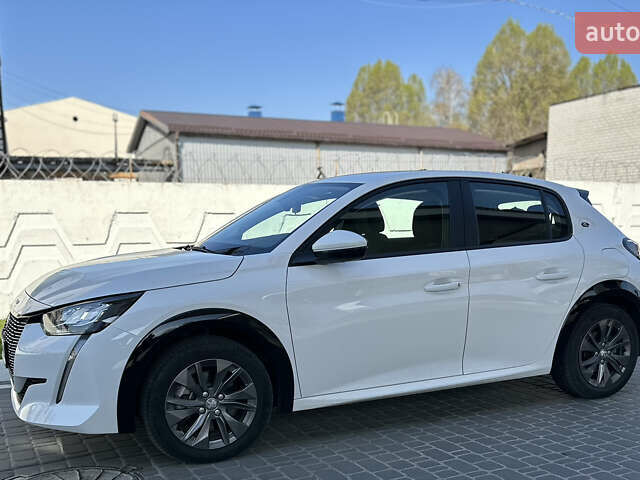 Белый Пежо e-208, объемом двигателя 0 л и пробегом 22 тыс. км за 15100 $, фото 1 на Automoto.ua