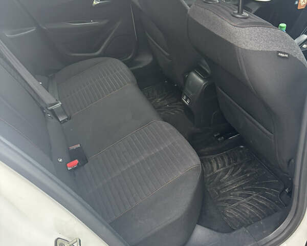 Белый Пежо e-208, объемом двигателя 0 л и пробегом 19 тыс. км за 14500 $, фото 7 на Automoto.ua