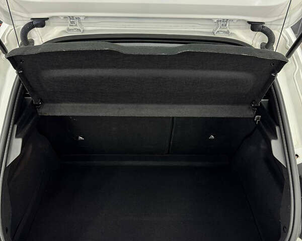 Белый Пежо e-208, объемом двигателя 0 л и пробегом 87 тыс. км за 13200 $, фото 29 на Automoto.ua