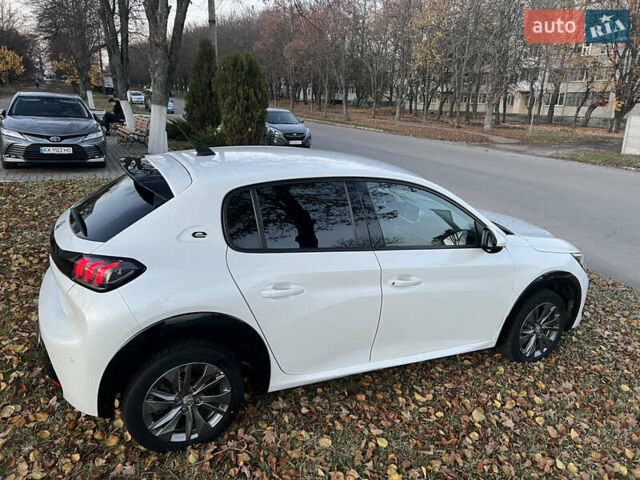 Белый Пежо e-208, объемом двигателя 0 л и пробегом 25 тыс. км за 14250 $, фото 2 на Automoto.ua