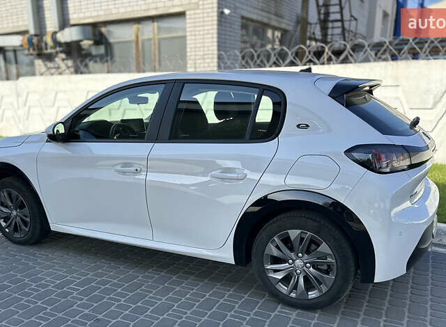 Белый Пежо e-208, объемом двигателя 0 л и пробегом 22 тыс. км за 15100 $, фото 2 на Automoto.ua