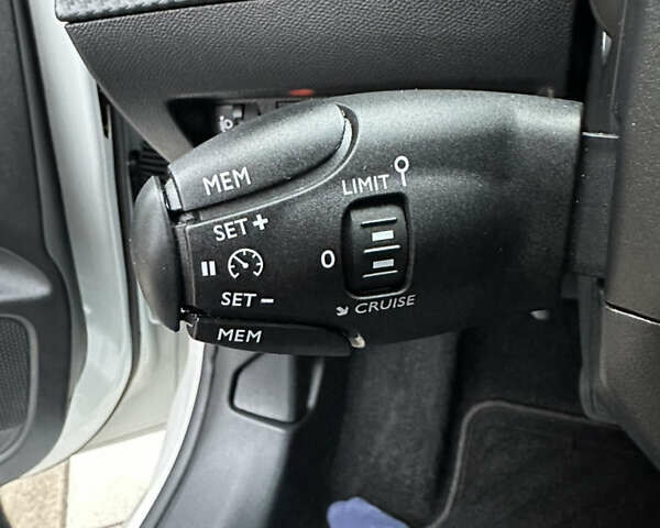 Белый Пежо e-208, объемом двигателя 0 л и пробегом 20 тыс. км за 15300 $, фото 36 на Automoto.ua