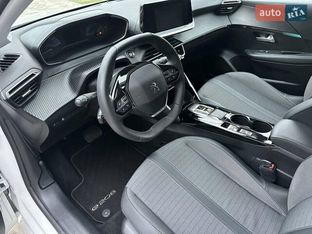 Белый Пежо e-208, объемом двигателя 0 л и пробегом 20 тыс. км за 15300 $, фото 14 на Automoto.ua