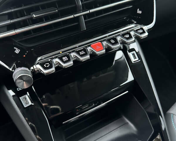 Белый Пежо e-208, объемом двигателя 0 л и пробегом 20 тыс. км за 15300 $, фото 32 на Automoto.ua