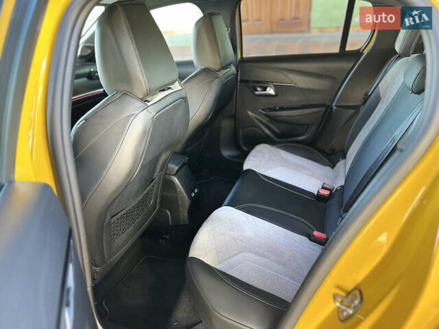 Желтый Пежо e-208, объемом двигателя 0 л и пробегом 65 тыс. км за 14200 $, фото 39 на Automoto.ua