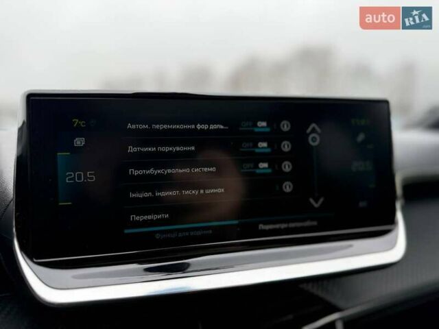 Желтый Пежо e-208, объемом двигателя 0 л и пробегом 129 тыс. км за 14399 $, фото 24 на Automoto.ua