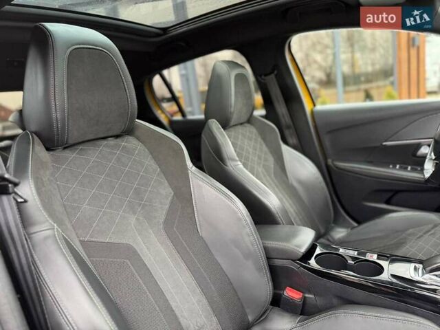 Желтый Пежо e-208, объемом двигателя 0 л и пробегом 129 тыс. км за 14399 $, фото 40 на Automoto.ua