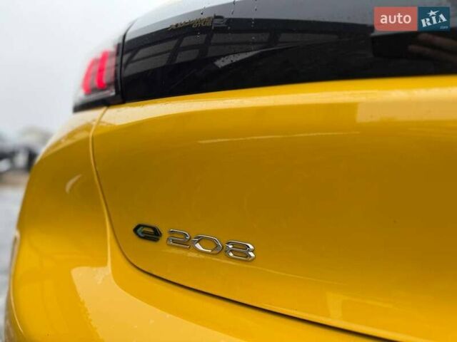 Желтый Пежо e-208, объемом двигателя 0 л и пробегом 129 тыс. км за 14399 $, фото 8 на Automoto.ua