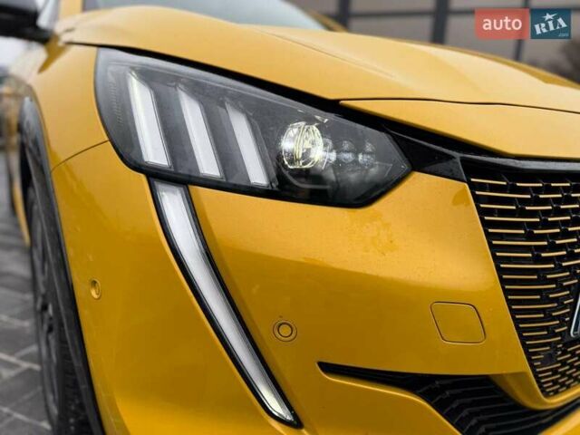Желтый Пежо e-208, объемом двигателя 0 л и пробегом 129 тыс. км за 14399 $, фото 10 на Automoto.ua