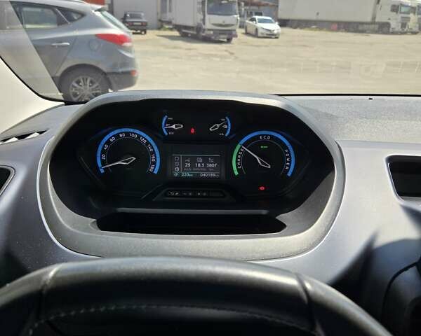 Серый Пежо e-Rifter, объемом двигателя 0 л и пробегом 40 тыс. км за 26000 $, фото 3 на Automoto.ua