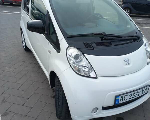 Белый Пежо иOн, объемом двигателя 0 л и пробегом 96 тыс. км за 4500 $, фото 1 на Automoto.ua