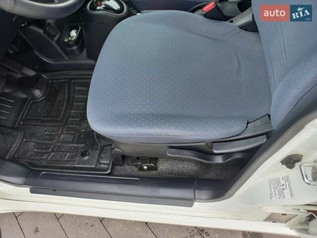 Белый Пежо иOн, объемом двигателя 0 л и пробегом 96 тыс. км за 4500 $, фото 11 на Automoto.ua