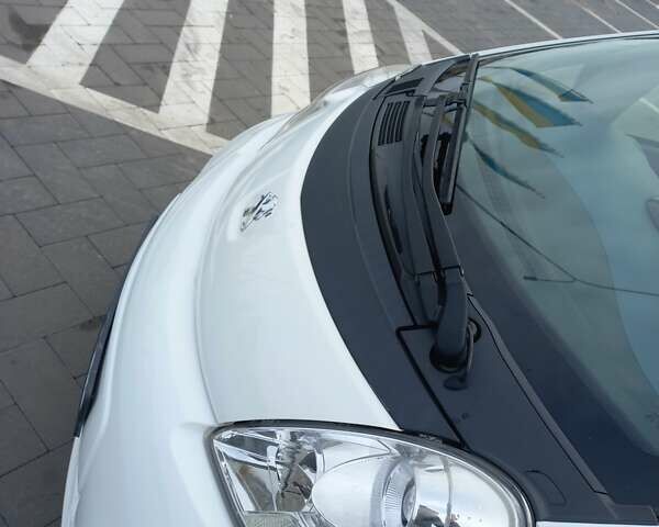 Белый Пежо иOн, объемом двигателя 0 л и пробегом 96 тыс. км за 4500 $, фото 26 на Automoto.ua