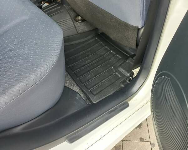 Белый Пежо иOн, объемом двигателя 0 л и пробегом 96 тыс. км за 4500 $, фото 18 на Automoto.ua