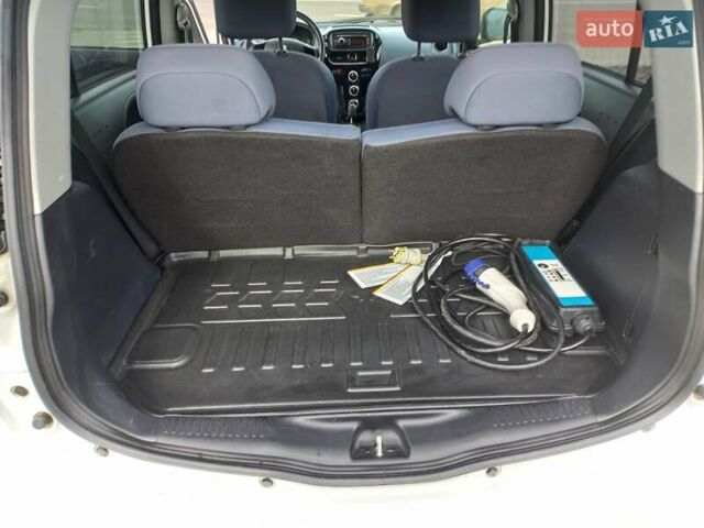 Белый Пежо иOн, объемом двигателя 0 л и пробегом 96 тыс. км за 4500 $, фото 30 на Automoto.ua