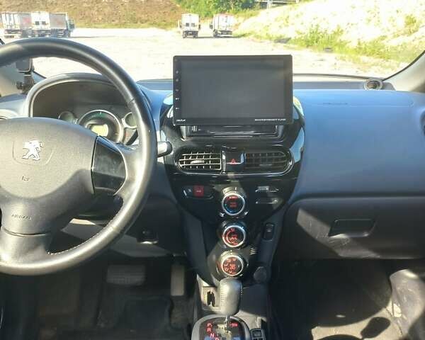 Білий Пежо iOн, об'ємом двигуна 0 л та пробігом 103 тис. км за 5000 $, фото 13 на Automoto.ua