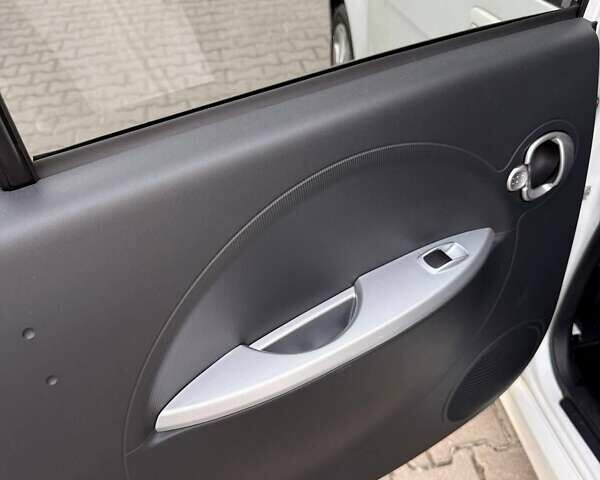 Белый Пежо иOн, объемом двигателя 0 л и пробегом 80 тыс. км за 4500 $, фото 23 на Automoto.ua