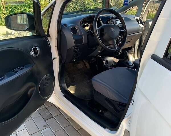 Білий Пежо iOн, об'ємом двигуна 0 л та пробігом 61 тис. км за 5000 $, фото 5 на Automoto.ua