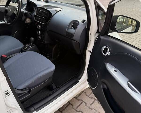 Белый Пежо иOн, объемом двигателя 0 л и пробегом 80 тыс. км за 4500 $, фото 18 на Automoto.ua