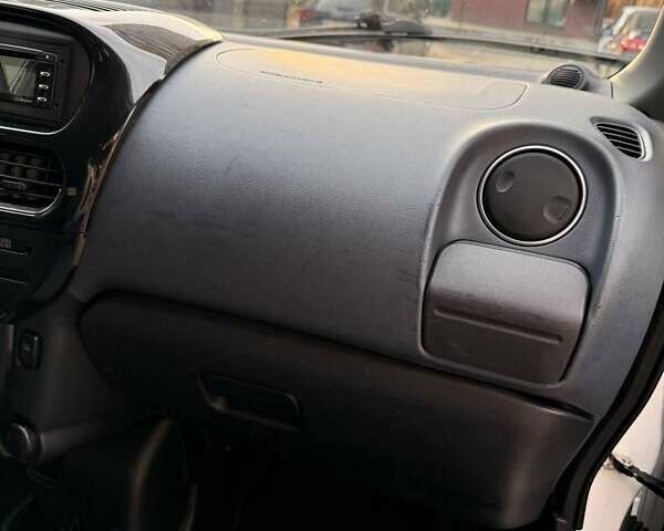 Белый Пежо иOн, объемом двигателя 0 л и пробегом 80 тыс. км за 4500 $, фото 22 на Automoto.ua