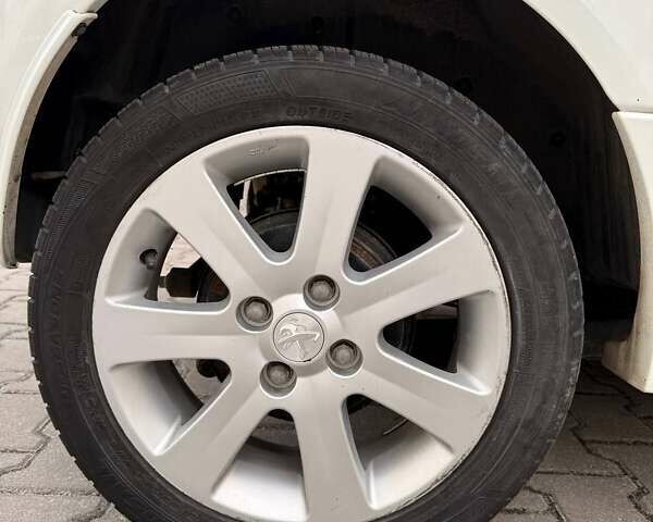 Белый Пежо иOн, объемом двигателя 0 л и пробегом 80 тыс. км за 4500 $, фото 16 на Automoto.ua