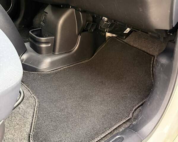 Белый Пежо иOн, объемом двигателя 0 л и пробегом 80 тыс. км за 4500 $, фото 25 на Automoto.ua