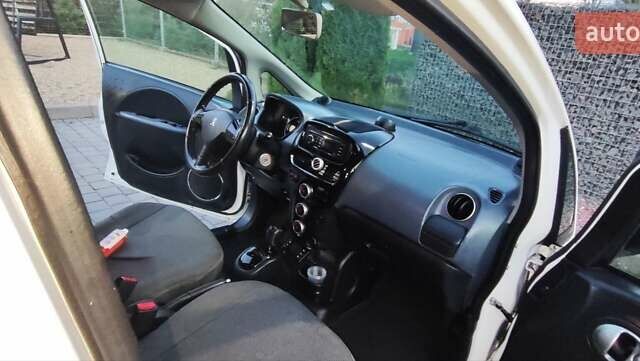 Белый Пежо иOн, объемом двигателя 0 л и пробегом 102 тыс. км за 4500 $, фото 4 на Automoto.ua