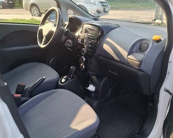 Білий Пежо iOн, об'ємом двигуна 0 л та пробігом 104 тис. км за 4800 $, фото 5 на Automoto.ua