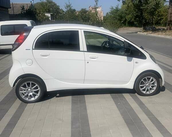 Білий Пежо iOн, об'ємом двигуна 0 л та пробігом 49 тис. км за 4899 $, фото 4 на Automoto.ua