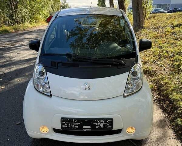 Белый Пежо иOн, объемом двигателя 0 л и пробегом 93 тыс. км за 4600 $, фото 9 на Automoto.ua