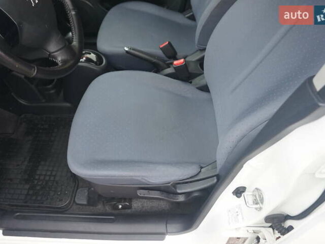 Белый Пежо иOн, объемом двигателя 0 л и пробегом 103 тыс. км за 4200 $, фото 25 на Automoto.ua