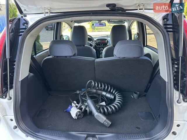 Белый Пежо иOн, объемом двигателя 0 л и пробегом 67 тыс. км за 4999 $, фото 7 на Automoto.ua