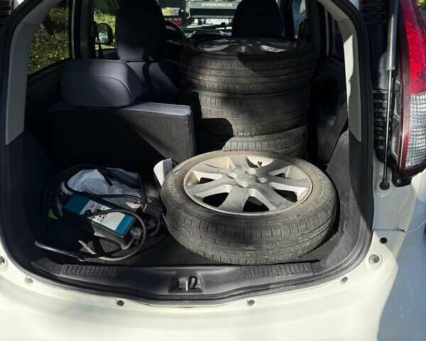 Белый Пежо иOн, объемом двигателя 0 л и пробегом 93 тыс. км за 4600 $, фото 16 на Automoto.ua