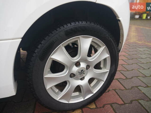 Белый Пежо иOн, объемом двигателя 0 л и пробегом 103 тыс. км за 4200 $, фото 51 на Automoto.ua