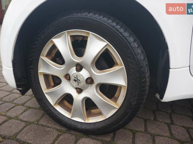 Белый Пежо иOн, объемом двигателя 0 л и пробегом 103 тыс. км за 4200 $, фото 48 на Automoto.ua