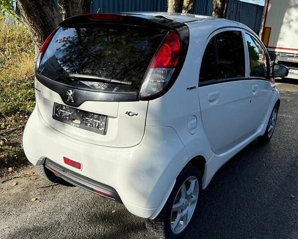 Белый Пежо иOн, объемом двигателя 0 л и пробегом 93 тыс. км за 4600 $, фото 14 на Automoto.ua