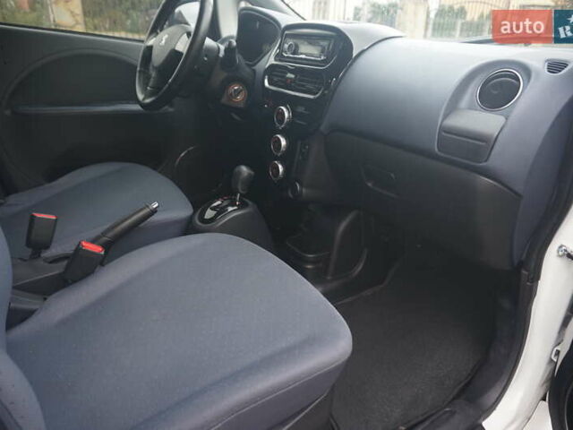 Белый Пежо иOн, объемом двигателя 0 л и пробегом 103 тыс. км за 4200 $, фото 35 на Automoto.ua