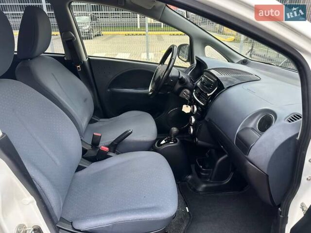 Белый Пежо иOн, объемом двигателя 0 л и пробегом 74 тыс. км за 4900 $, фото 15 на Automoto.ua