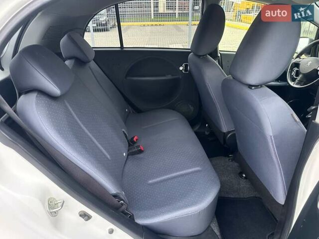 Белый Пежо иOн, объемом двигателя 0 л и пробегом 74 тыс. км за 4900 $, фото 14 на Automoto.ua