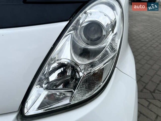 Белый Пежо иOн, объемом двигателя 0 л и пробегом 74 тыс. км за 4899 $, фото 6 на Automoto.ua